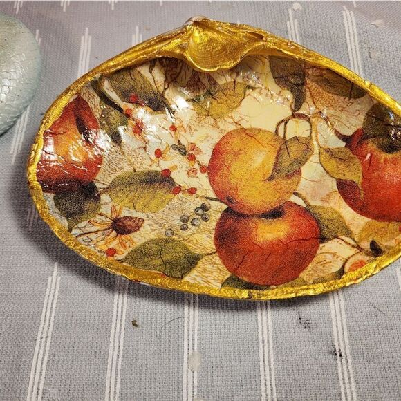DECOUPAGE CLAM SHELL DECOUPAGE APPLES ON A CLAM SHELL TRINKET DISH - Picture 4 of 11